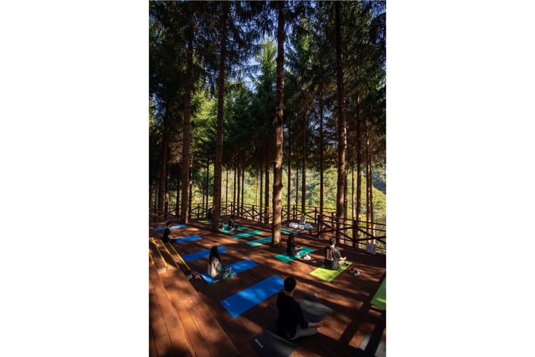 Yoga menjadi salah satu aktivitas relaksasi yang ditawarkan di Yong Pyong Resort Balwangsan Mountain.