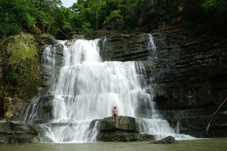 Pengunjung lokal Selayar, Samsul (29) menikmati keindahan Air terjun  Batu Karabe di Desa Balang Butung, Kecamatan Buki, Kabupaten Kepulauan Selayar, Sulawesi Selatan.  