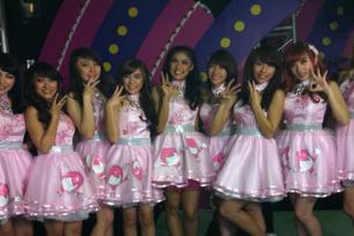 Girlband Cherrybelle diabadikan usai mengumumkan Novi Herlina sebagai pengganti Anisa Rahma dalam acara Tiga Tahun Senyuman Cherrybelle yang disiarkan langsung dari Studio Penta SCTV, Jakarta Barat, Minggu (16/3/2014).