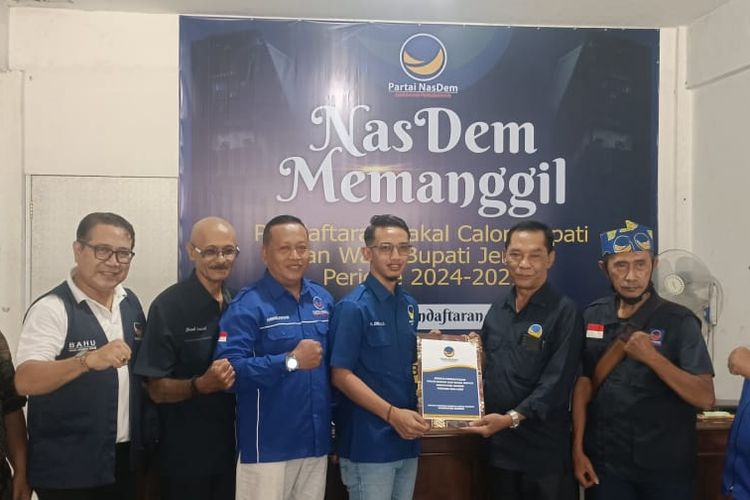 Wakil ketua DPRD Jember saat mendaftarkan diri sebagai Bacabup-bacawabup ke partai Nasdem Senin (6/5/2024)
