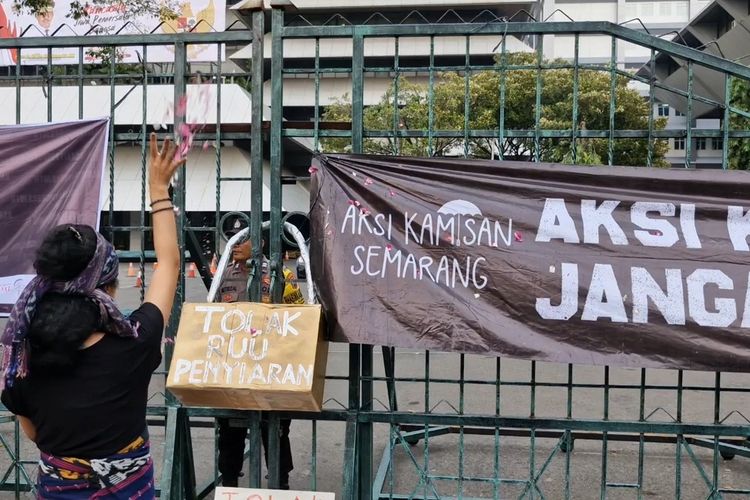 Puluhan jurnalis berunjukrasa menolak RUU Penyiaran di depan Kantor DPRD Jateng, Kamis (30/5/2024).