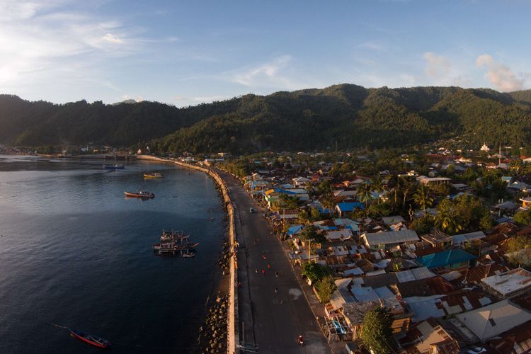 Pemandangan Teluk Tahuna, Kepulauan Sangihe, Sulawesi Utara, Rabu (28/1/2015). Kabupaten Kepulauan Sangihe yang berbatasan langsung dengan Filipina menetapkan tahun 2015 sebagai Tahun Wisata yang bertajuk TuMore Sangihe dengan andalan wisata seperti air terjun, menyelam (diving), pantai, pegunungan, kuliner, dan pentas budaya Sangihe. KOMPAS IMAGES/KRISTIANTO PURNOMO