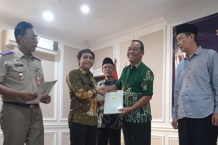 Wakil Menteri Agraria dan Tata Ruang/Badan Pertanahan Nasional (ATR/BPN) Raja Juli Antoni (kedua dari kiri) saat memberikan sertifikat wakaf di Kantor ATR/BPN Karawang, Senin (13/2/2023).