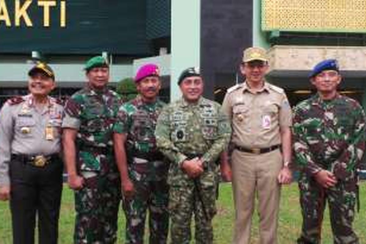 (dari kiri ke kanan) Wakapolda Brigjen Pol Nandang Jumantara, Pangdam Jaya Mayjen TNI Teddy Lhaksmana, Komandan Lantamal III/Jakarta Brigjen TNI (Mar) RM Trusono, Pangkostrad Letjen TNI Edy Rahmayadi, Gubernur DKI Jakarta Basuki Tjahaja Purnama, dan Pangkoops AU Marsekal Pertama TNI Yuyu Sutisna, seusai mengikuti apel di Makodam Jaya, Rabu (17/2/2016). 