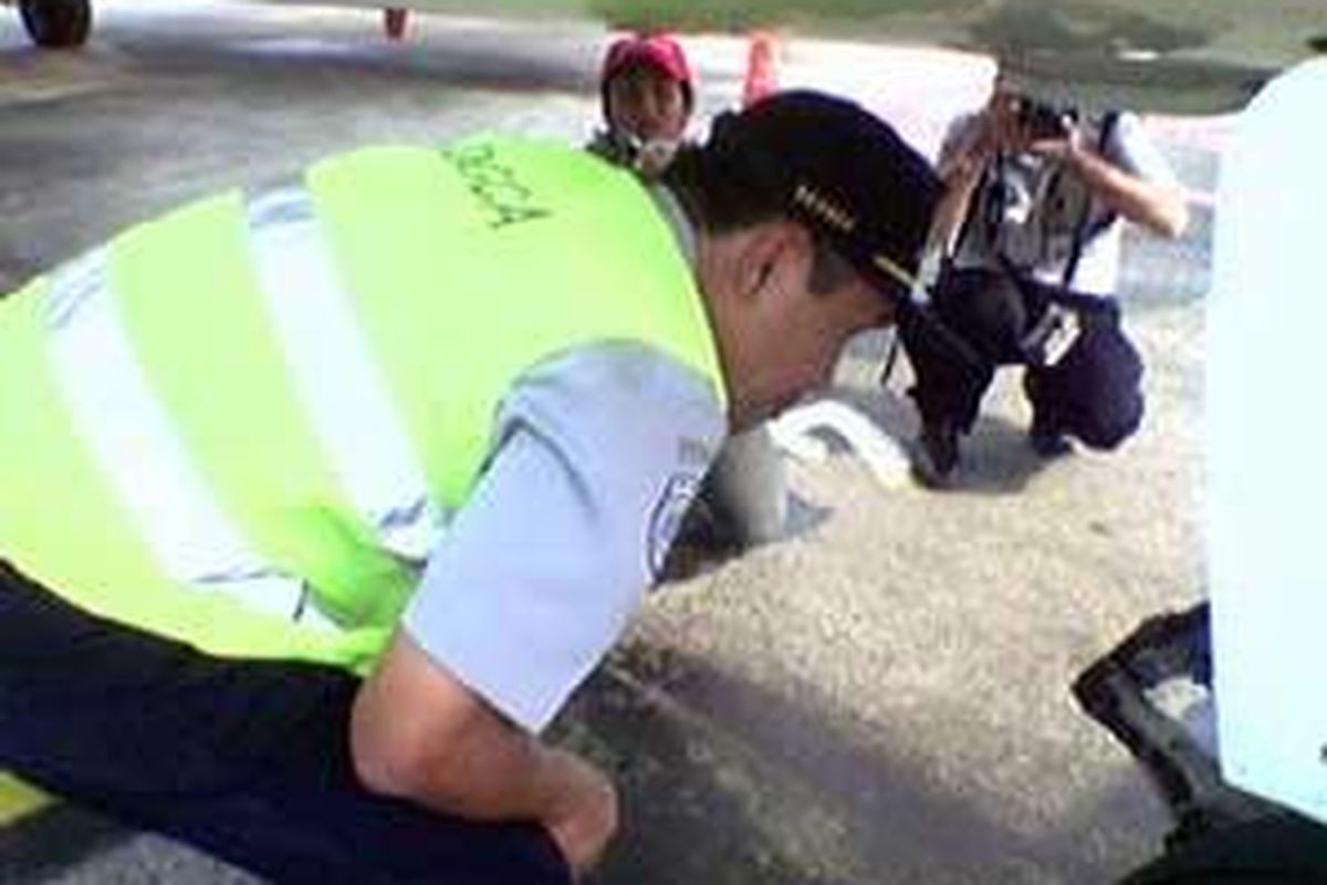 Dirjen Perhubungan Udara Dephub Budhi M Suyitno sedang melakukan ramp check di Terminal 1B Bandara Soekarno-Hatta, Senin (29/9).
