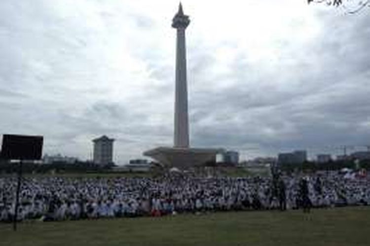 Peserta doa bersama memadati lapangan Monas, Jumat  (2/12/2016).