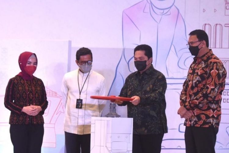 Menteri BUMN Erick Thohir bersama Wakil Menteri BUMN 1 Pahala N Mansury, Komisaris Utama Pertamina Basuki Tjahaja Purnama, dan Direktur Utama Pertamina Nicke Widyawati meresmikan acara Moving Forward Becoming Global Energy Champion? di Gedung Graha Pertamina, Jakarta, Jumat (10/9/2021)