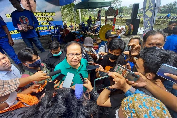 Pakar Ekonomi Senior sekaligus mantan Menteri Keuangan dan Menko Kemaritiman RI Rizal Ramli, saat diwawancara wartawan di Markas DPP Gaza Situ Butak, Mangkubumi, Kota Tasikmalaya, Jawa Barat, Senin (28/3/2022).