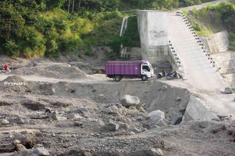 Tinggi pasir menyamai tinggi jembatan Sabo Kali Apu