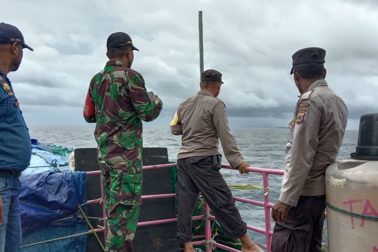 Tim SAR gabungan yang terdiri dari Personel Polres Seram Bagian Timur, TNI dan petugas KPLP melanjutkan pencarian tehradap 8 korban hilang speedboat tenggelam di Laut Seram, Maluku, Jumat (25/3/2022)