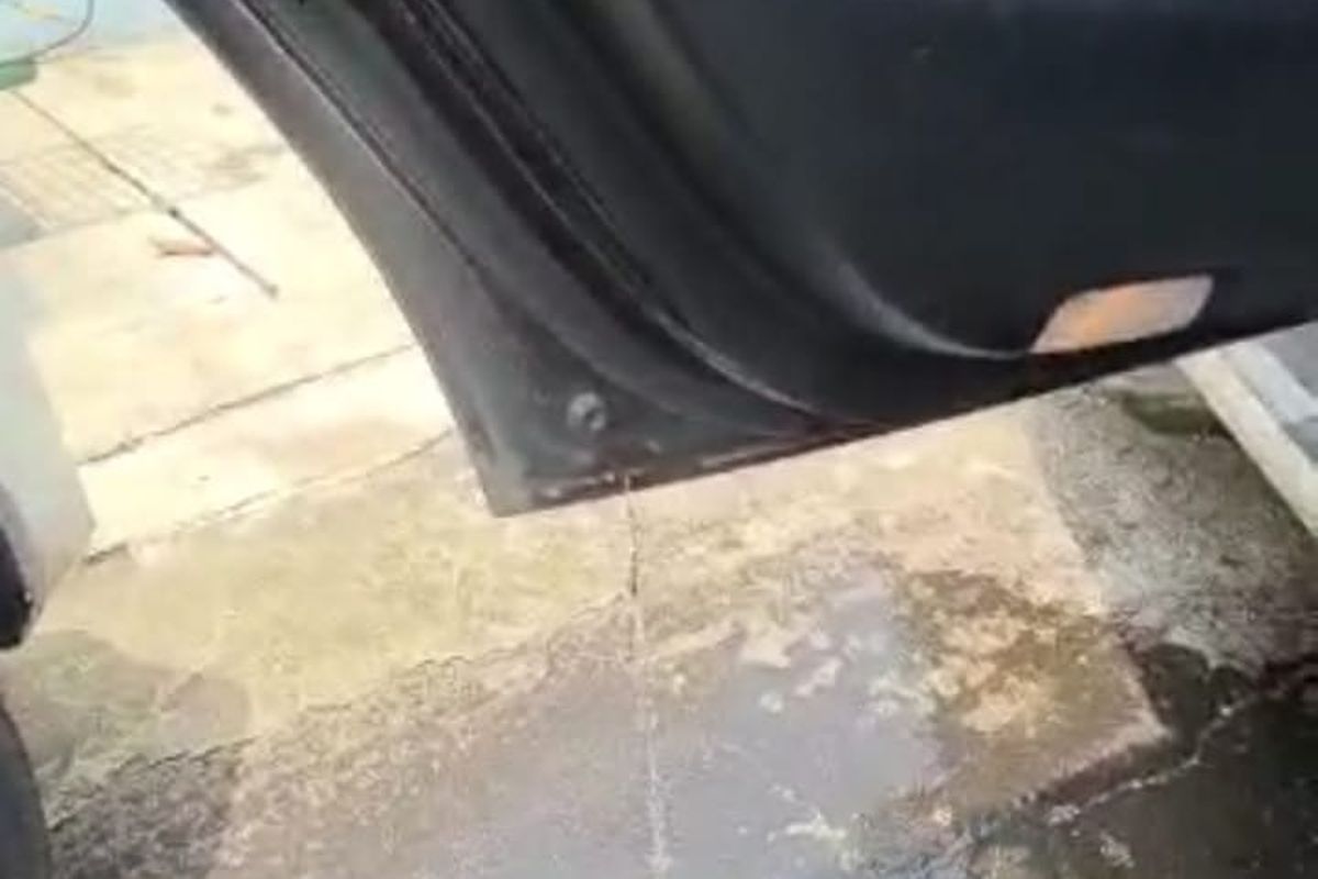 air mengucur dari lubang buangan air di pintu mobil