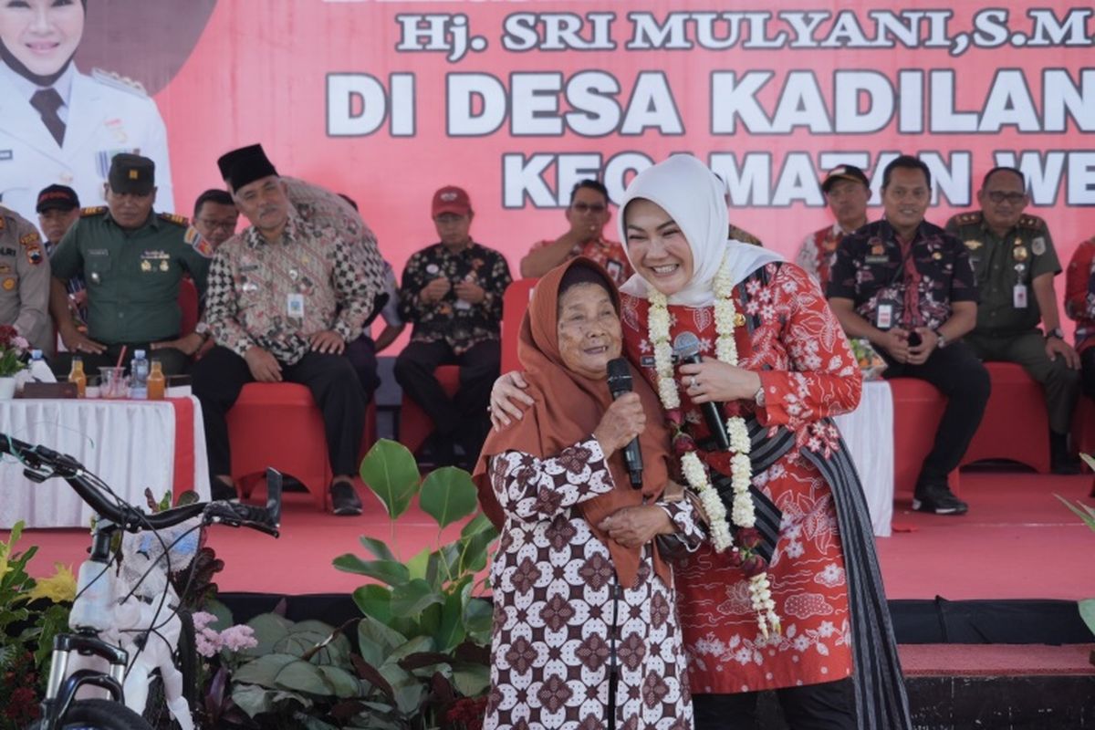 Bupati Klaten Sri Mulyani saat menghadiri kegiatan Sambang Warga di Kantor Desa Kadilanggon, Kecamatan Wedi, Kabupaten Klaten, Jawa Tengah,Selasa (9/7/2024). 