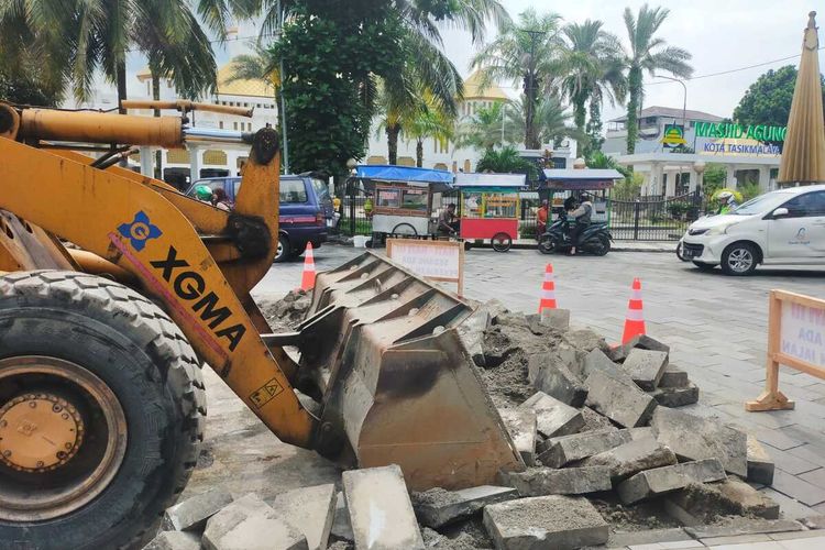Jalan Batu Andesit Senilai Rp 2,4 Miliar di Tasikmalaya Dibongkar akibat Rawan Kecelakaan
