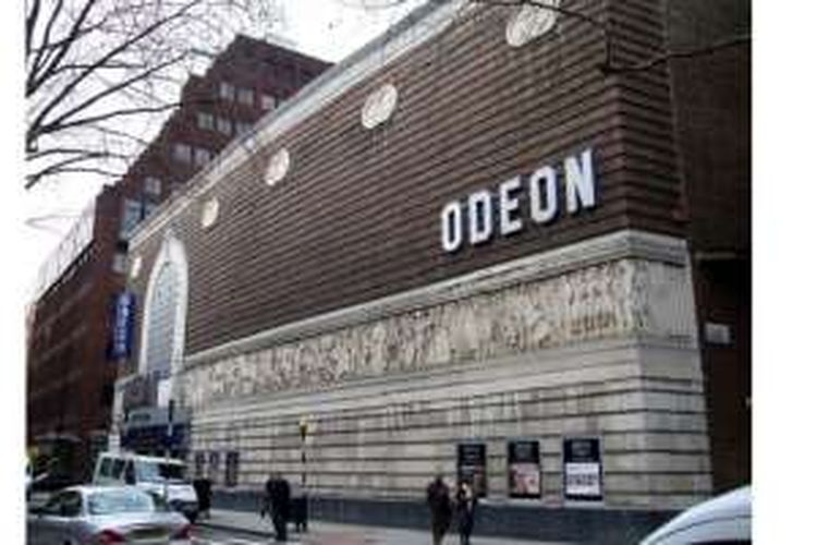 Bioskop Odeon di Shaftsbury Avenue, London