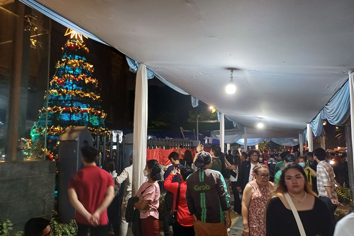 Sejumlah jemaah bergegas meninggalkan area Gereja Katedral Jakarta usai mengikuti misa malam Natal 2023, Senin (25/12/2023) tengah malam.
