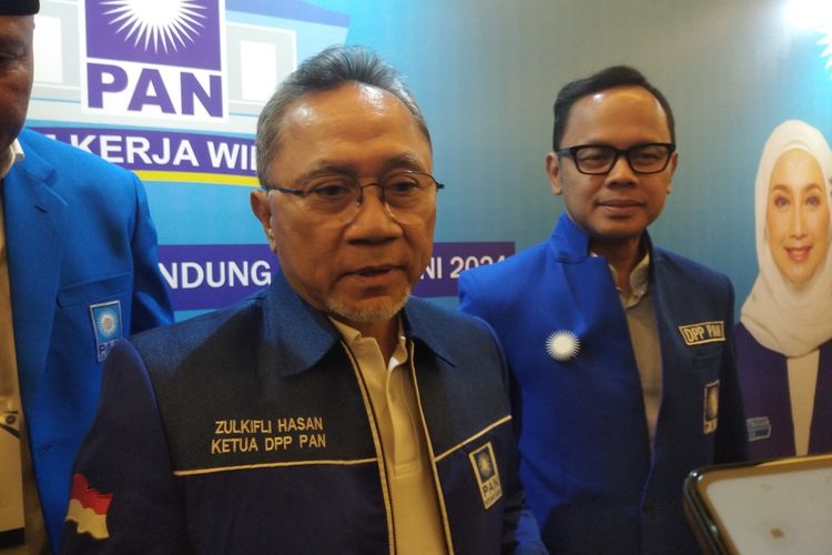 Ketua Umum PAN Zulkifli Hasan usai kegiatan Rakerwil PAN Jabar di Trans Luxury Hotel, Kota Bandung, Jawa Barat, Sabtu (16/6/2024).