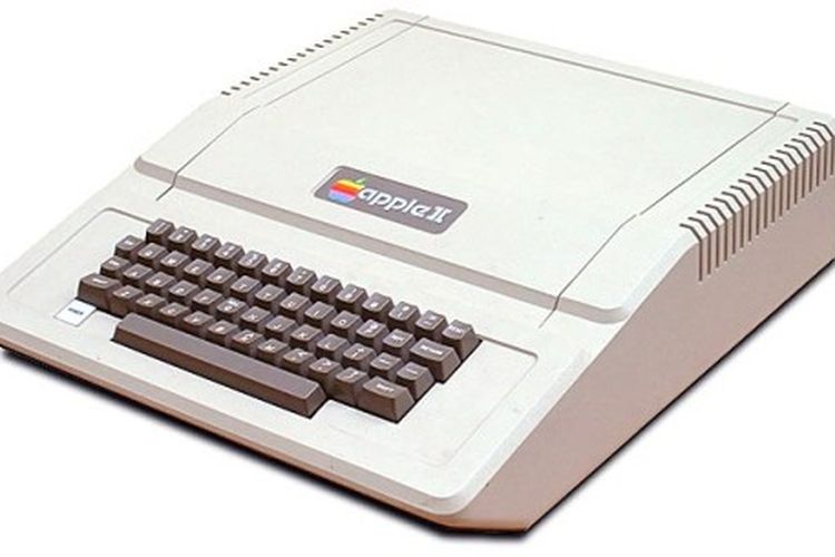 Komputer Apple IIe Platinum keluaran 1987 yang banyak disebut pengguna berwarna beige.