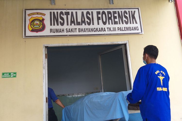 Salah satu jenazah satu keluarga yang tewas di Palembang ketika berada di rumah sakit Bhayangkara. Saat ini keempat jenazah masih menjalani otopsi.