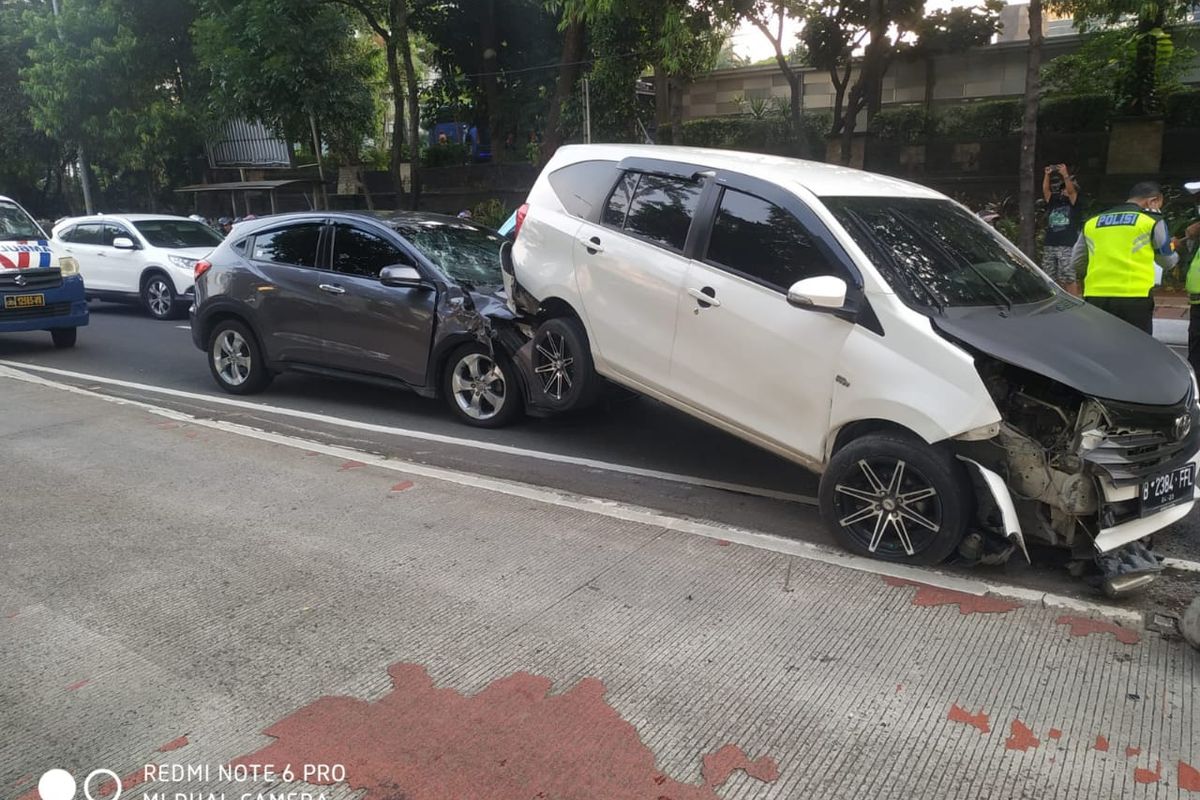 Kecelakaan beruntun terjadi di Jalan Jenderal Gatot Subroto tepatnya di depan Kantor Pajak wilayah Jakarta Selatan pada Kamis (7/10/2021) sekitar pukul 16.30 WIB.