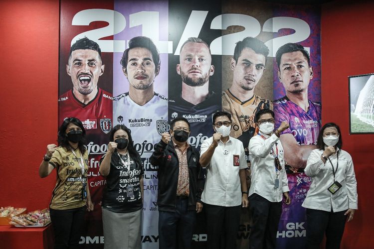 Pemilik Bali United Pieter Tanuri (berjaket hitam) saat pembukaan Bali United Store di pusat perbelanjaan lantai 2 pintu keberangkatan domesti Bandara Internasional I Gusti Ngurah Rai Bali, Senin (15/11/21) pagi.