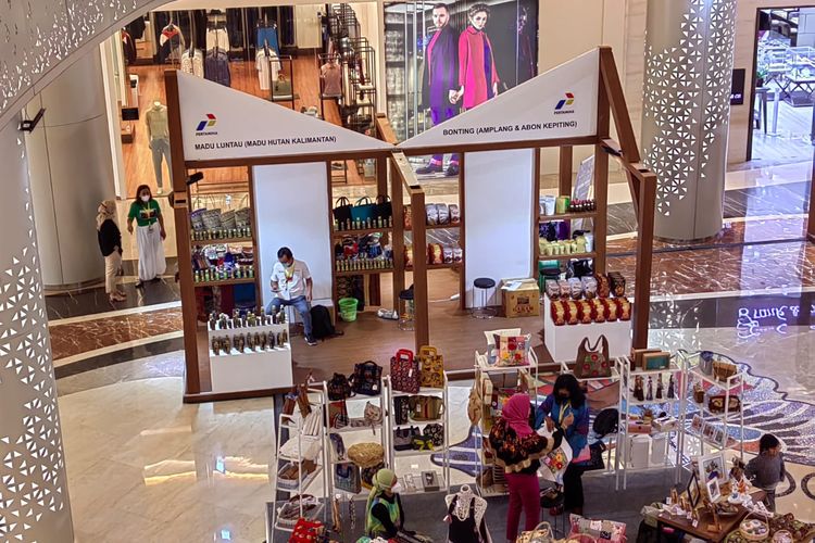 Sejumlah produk Usaha Mikro Kecil Menengah (UMKM) dipamerkan dalam acara INFACT (Indonesia Investment, Fashion, Art, Craft, Tourism) EXPO 2022 di Main Atrium Trans Studio Mall Cibubur, Harjamukti, Kota Depok, Jawa Barat.
