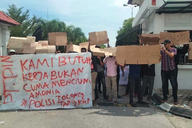Sekitar dua puluhan pemuda yang mengatasnamakan Asosiasi Pemuda Daerha (APD) Desa Tambon Baroh, Kecamatan Dewantara, Kabupaten Aceh Utara, Provinsi Aceh, melakukan aksi demonstrasi di depan pintu masuk PT Pupuk Iskdanar Muda (PIM) Aceh Utara, Senin (21/8/2023).