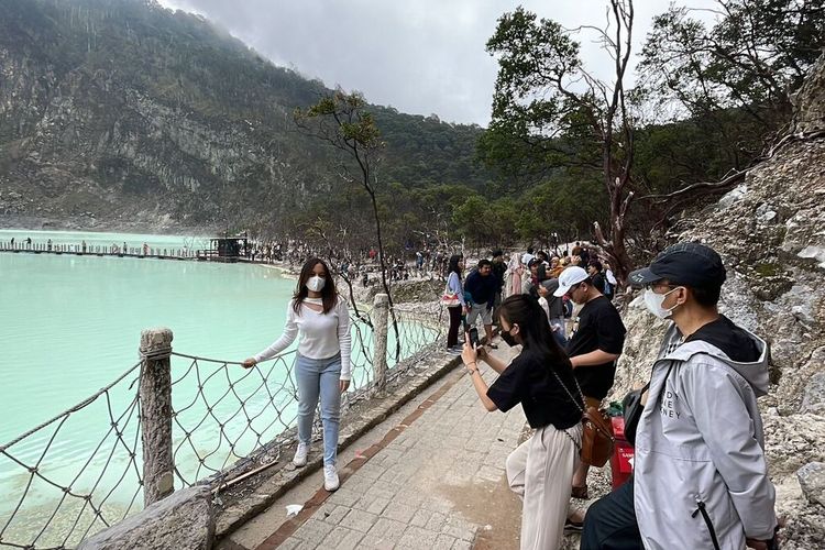 Destinasi Wisata Kawah Putih dk Ciwidey, Kabupaten Bandung mengalami peningkatan yanh signifikan sejak H+2 hingga H+3 lebaran 2023. Pada Senin (24/4/2023) polisi telah menerapkan skema One Way untuk mengurai kepadatan arus lalu lintas menuju lokasi wisata di Kabupaten Bandung.