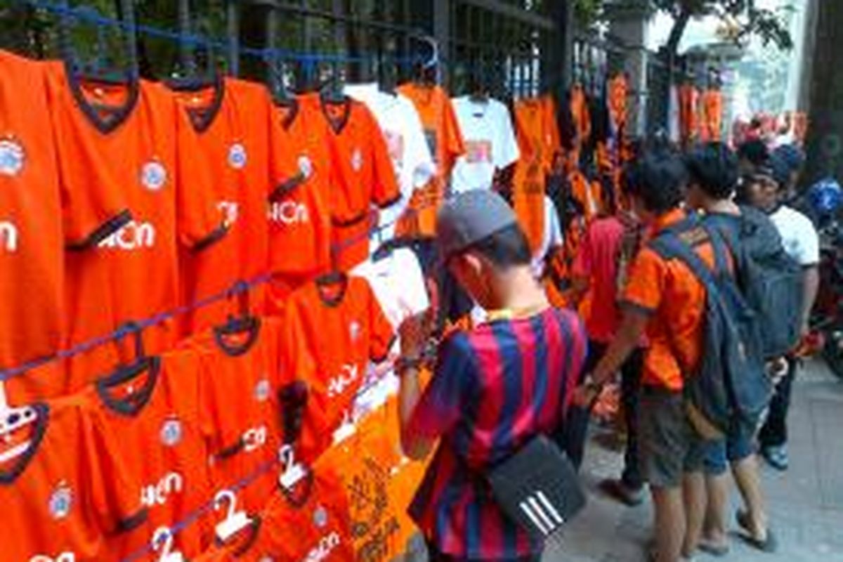 Sejumlah PKL musiman menjual atribut klub Persija di depan Gelora Bung Karno, Senayan, Jakarta Selatan.