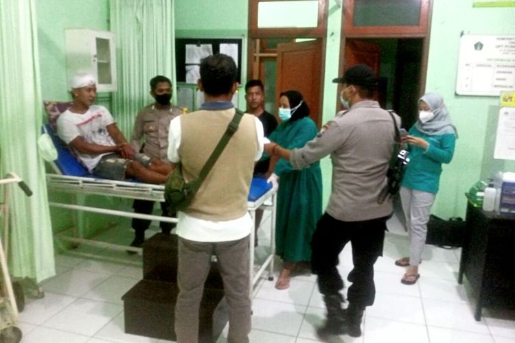 Korban penganiayaan, AP, menjalani perawatan di puskesmas Binangun, Kabupaten Blitar, Sabtu (23/4/2022)