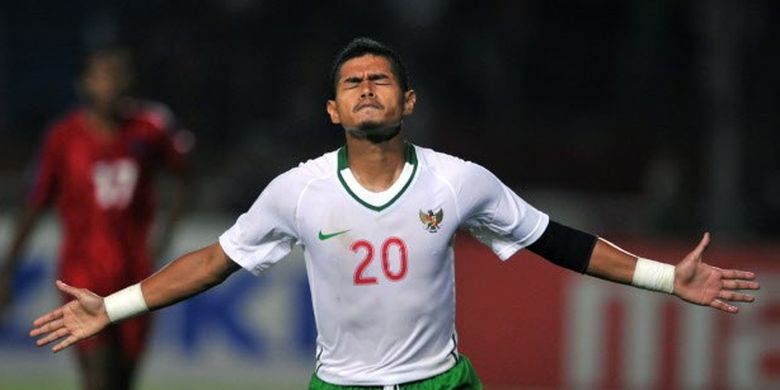 Bambang Pamungkas merayakan golnya selama pertandingan sepakbola AFF Suzuki Cup melawan Kamboja di Jakarta
