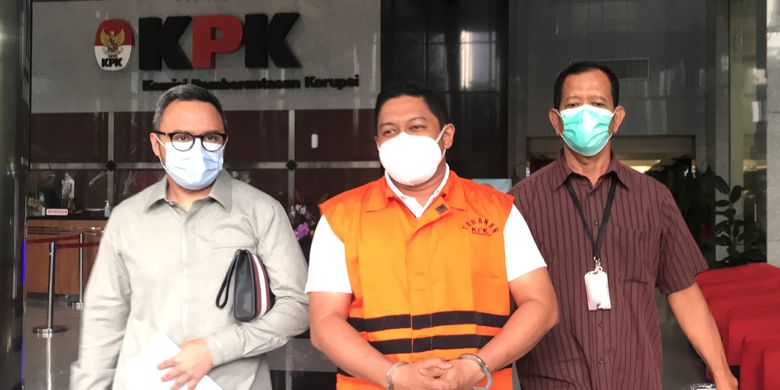 Eks Penyidik KPK Stepanus Robin keluar dari Gedung Merah Putih KPK, Selasa (8/6/2021).