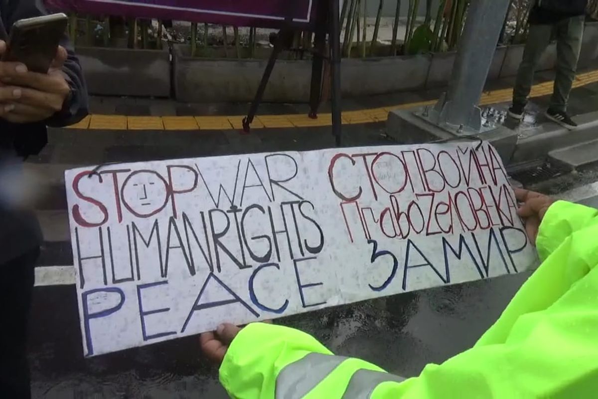 Barang bukti poster bertuliskan 'Stop War, Human Rights, Peace' yang hendak dibentangkan pelaku di hadapan iring-iringan mobil pengawal Presiden AS, Joe Biden, Simpang Peminge, Nusa Dua, Badung, Bali, pada Selasa (15/11/2022)./Dok. Polda Bali. 