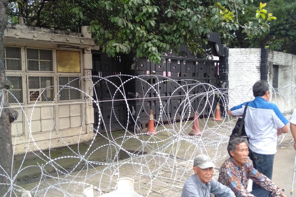 kawat duri terpasang di depan gedung Kedubes India, Jalan Rasuna Said, Kuningan, Jakarta Selatan, Jumat (6/3/2020)