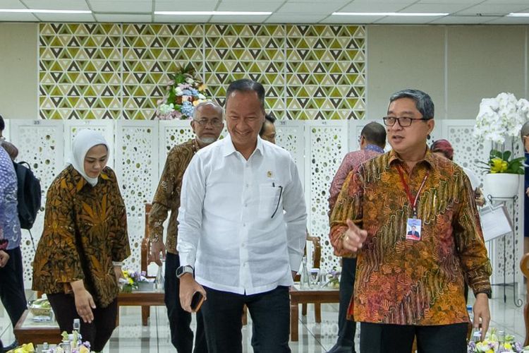 Presiden Direktur TMMIN, Nandi Julyanto bersama Menteri Perindustrian RI Agus Gumiwang Kartasasmita