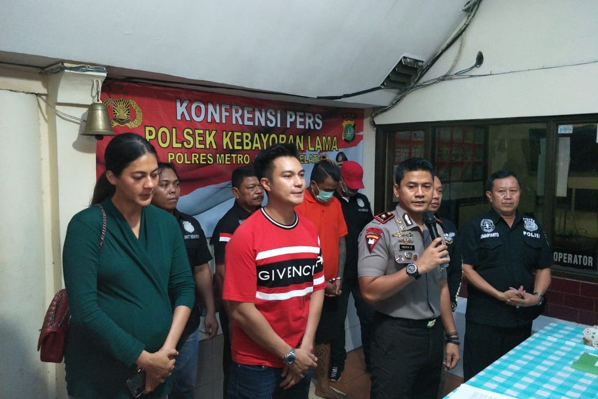 Rilis pencuri motor Baim Wong di Polsek Kebayoran Lama, Jakarta Selatan, Minggu (17/11/2019). Terlihat di dalamnya Paula Verhoeven, Baim Wong, dan Kapolsek Metro Kebayoran Lama Kompol Indra Ranudikarta.