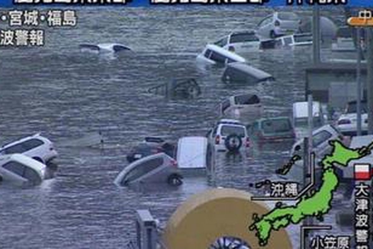 Sebuah gambar yang direpro dari siaran televisi NHK pada 11 Maret 2011 menunjukkan mobil-mobil yang bak kaleng kerupuk mengapung di jalanan yang terrendam air setelah terjadinya gempa bumi dasyat berskala 8,9 yang memicu  tsumani  di prefektur Miyagi. 