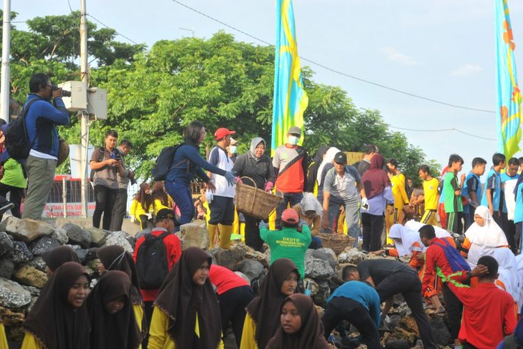 Wali Kota Surabaya, Tri Rismaharini, memimpin aksi bersih-bersih di Pantai Kenjeran dan di bawah kaki jembatan Suramadu sisi Surabaya, Jumat (1/3/2019).