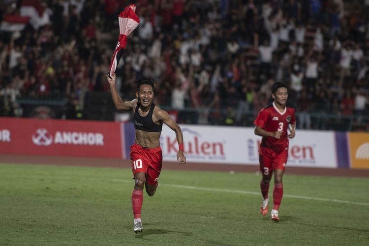 Pesepak bola Timnas Indonesia U-22 Beckham Putra Nugraha (kiri) berselebrasi usai mencetak gol ke gawang Thailand pada pertandingan final sepak bola SEA Games 2023 di National Olympic Stadium, Phnom Penh, Kamboja, Selasa (16/5/2023). Indonesia meraih medali emas usai memenangi pertandingan dengan skor 5-2.