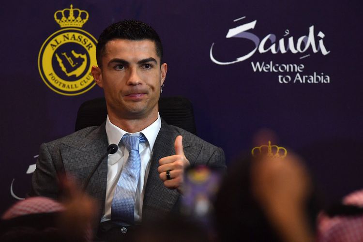 Penyerang Portugal Cristiano Ronaldo menghadiri konferensi pers di Stadion Mrsool Park di ibu kota Arab Saudi, Riyadh, pada 3 Januari 2023, menjelang upacara perkenalan bersama Al Nassr. (Photo by AFP)