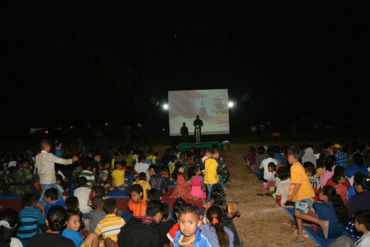 Ribuan warga Kota Kupang mengikuti acara nonton bareng film G30S/PKI di Lapangan Asrama TNI AD Kuanino Kota Raja, Kota Kupang, Rabu (27/9/2017) malam.