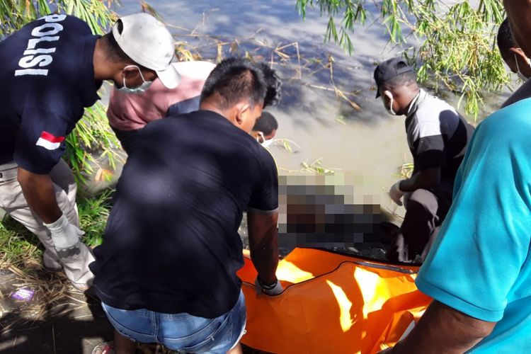 Polisi saat akan mengevakuasi mayat wanita tanpa kaki dan tangan yang ditemukan mengapung di sungai ke rumah sakit, Jumat (18/1/2019)