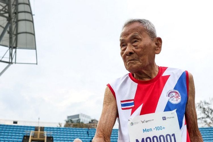 Sawang Janpram dari Thailand, atlet tertua di World Masters Games 2025 dengan usia 105 tahun, bersiap untuk pertandingan tolak peluru di Stadion Kota Taipei selama World Master Games 2025 di Taipei pada 22 Mei 2025. Sawang tak tertandingi di World Masters Games yang sedang berlangsung di Taiwan, di mana ia menjadi atlet tertua dan satu-satunya orang di kelompok usianya. 