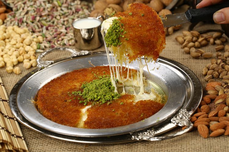 Makanan penutup khas Turkiye bernama Kunefe atau Knafeh.