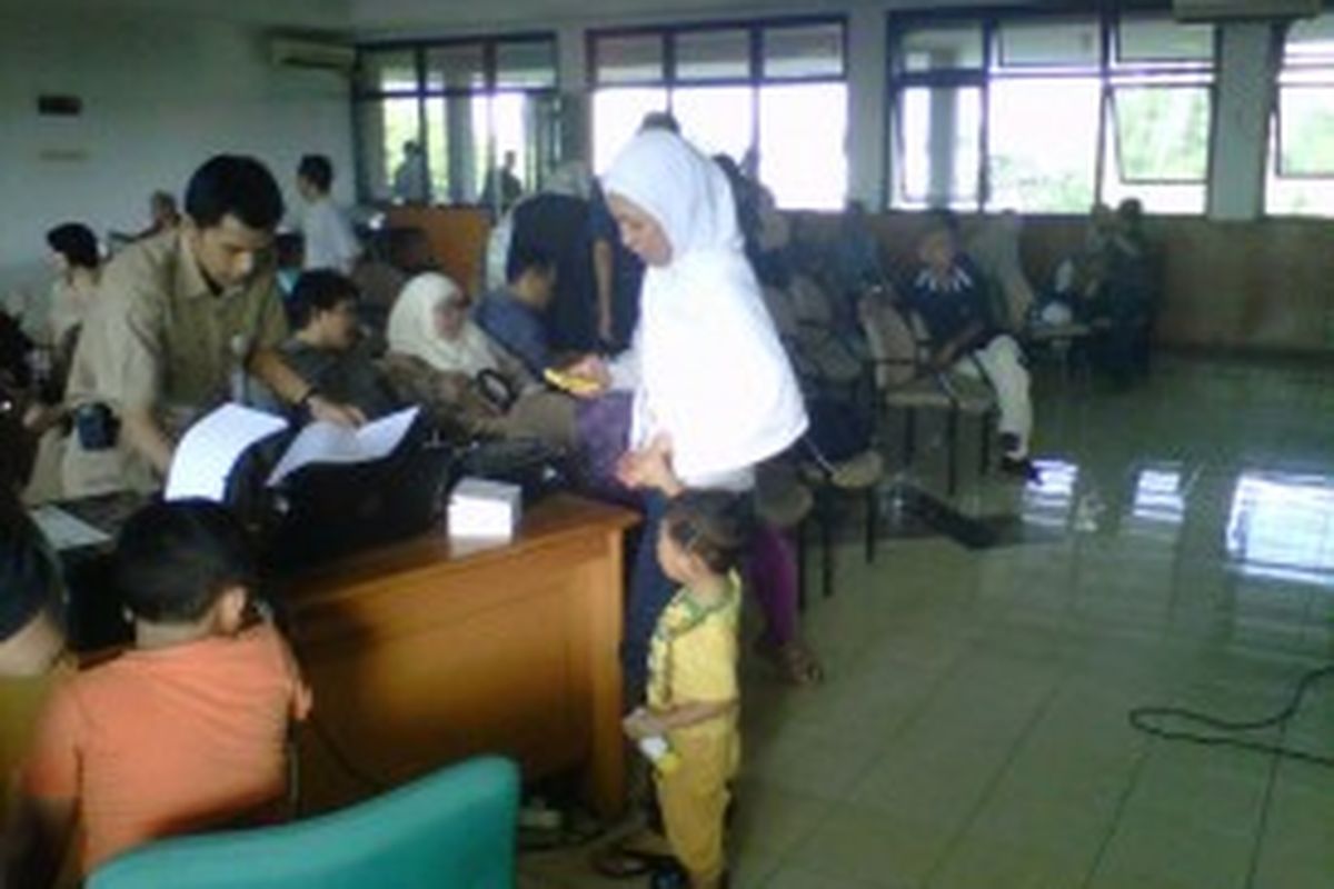 Suasana musyawarah antara warga Ulujami dan Panitia Pengadaan Tanah (P2T) Jakarta Selatan di Kantor Kelurahan Ulujami, Pesanggrahan, Jakarta Selatan, Selasa (25/6/2013). Musyawarah digelar dalam rangka membahas harga ganti rugi pembebasan lahan untuk normalisasi Sungai Pesanggrahan.