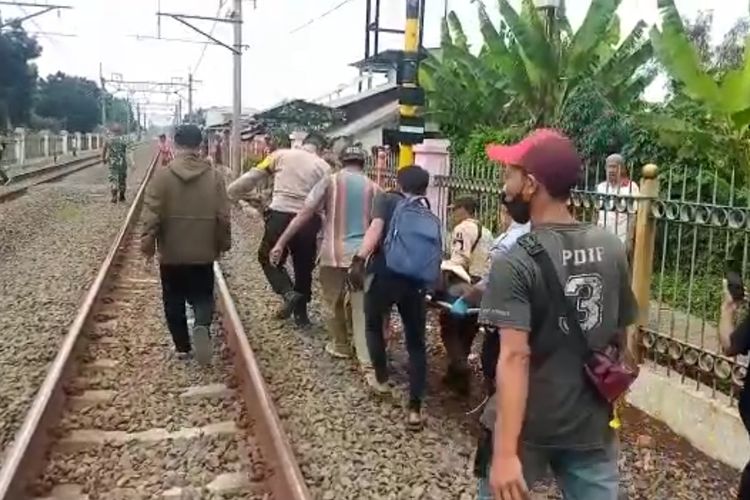 Proses evakuasi korban tertabrak kereta komuter line di pelintasan Jalan Pinang, Ratujaya, Cipayung, Depok pada Kamis (3/11/2022).