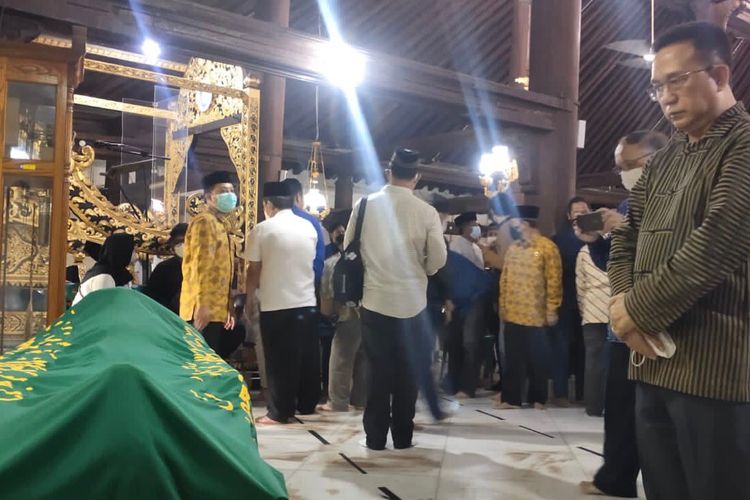 Ketua Persekutuan Gereja-gereja Indonesia (PGI) Gomar Gultom ketika melayat ke Masjid Gedhe Kauman, Yogyakarta, tempat jenazah Buya Syafii Maarif disemayamkan, Jumat (27/5/2022).