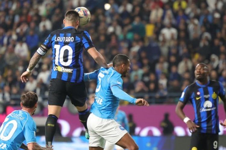 Penyerang Inter Milan, Lautaro Martinez (10), menyundul bola dalam pertandingan final Piala Super Italia 2023 melawan Napoli. Laga Napoli vs Inter tersebut digelar di King Saud University Stadium, Riyadh, pada Selasa (23/1/2024) dini hari WIB.