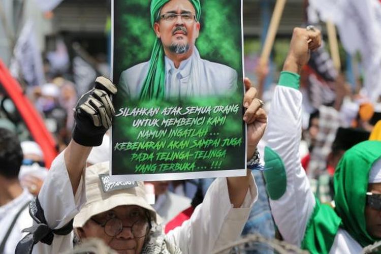 Massa Front Pembela Islam berunjukrasa di depan Polda Metro Jaya, Jakarta, Senin (23/1/2017). Pimpinan FPI Rizieq Shihab diperiksa oleh Subdirekorat Fiskal, Moneter, dan Devisa Direktorat Reserse Kriminal Khusus Polda Metro Jaya, terkait ucapannya soal gambar palu arit di logo Bank Indonesia dalam lembaran uang rupiah. KOMPAS IMAGES/KRISTIANTO PURNOMO