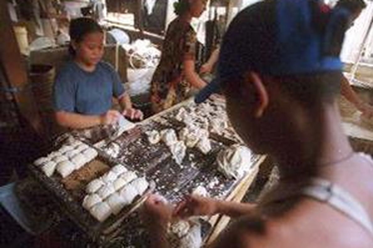 Perajin tempe tahu di Depok.