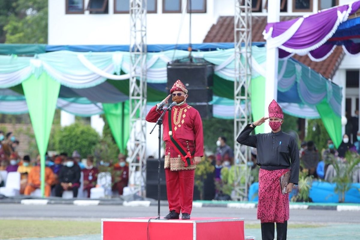 Gubernur Kepulauan Babel Erzaldi Rosman, saat menjadi Inspektur Upacara Peringatan Hari Jadi ke-20 Provinsi Kepulauan Babel, Sabtu (21/11/2020).
